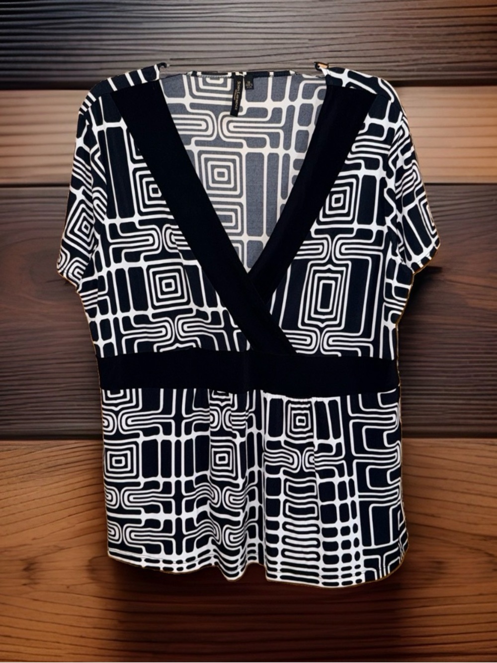 Susan Lawrence Woman Black & White Geometric V-Neck Top-1X-EC